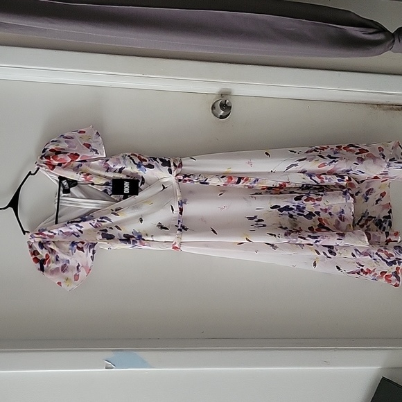 DKNY Women's Short Sleeve V-Neck Floral Tie Wrap Waist Chiffon Dress - Picture 2 of 4